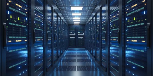 Centre de données moderne en Europe avec serveurs illuminés
