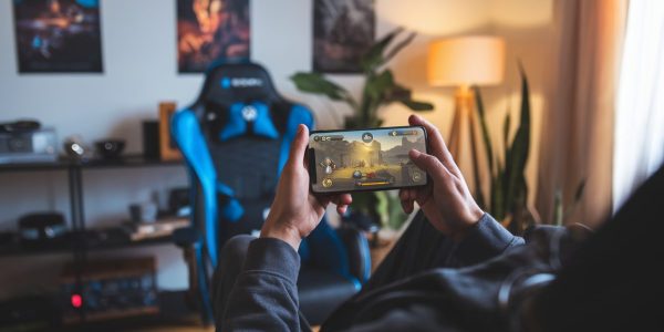 Un joueur utilise Xbox Cloud Gaming sur smartphone dans un salon