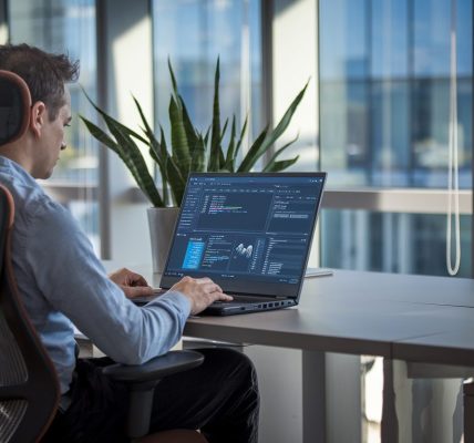 Développeur utilise Elastic Cloud Serverless dans un bureau moderne