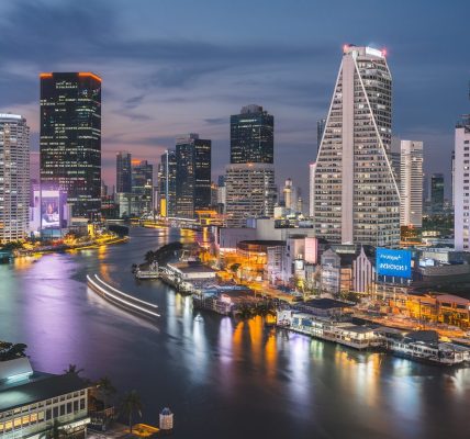 Vue nocturne de Bangkok avec gratte-ciels illuminés