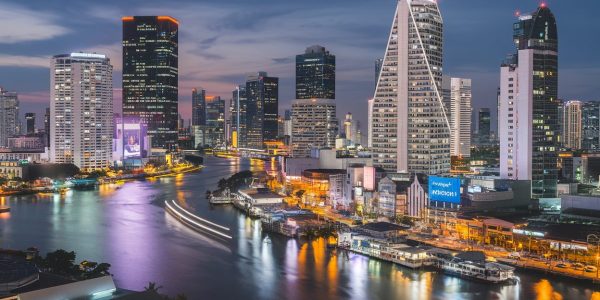 Vue nocturne de Bangkok avec gratte-ciels illuminés