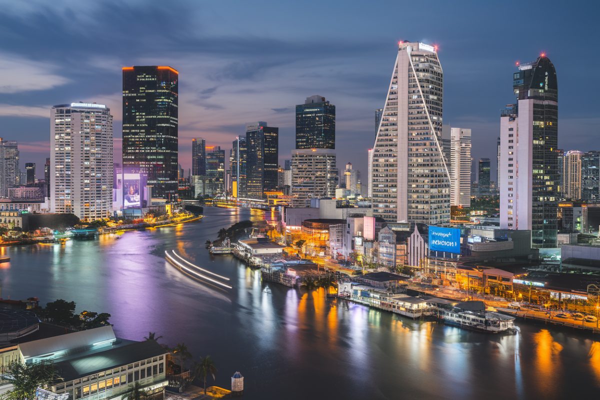 Vue nocturne de Bangkok avec gratte-ciels illuminés