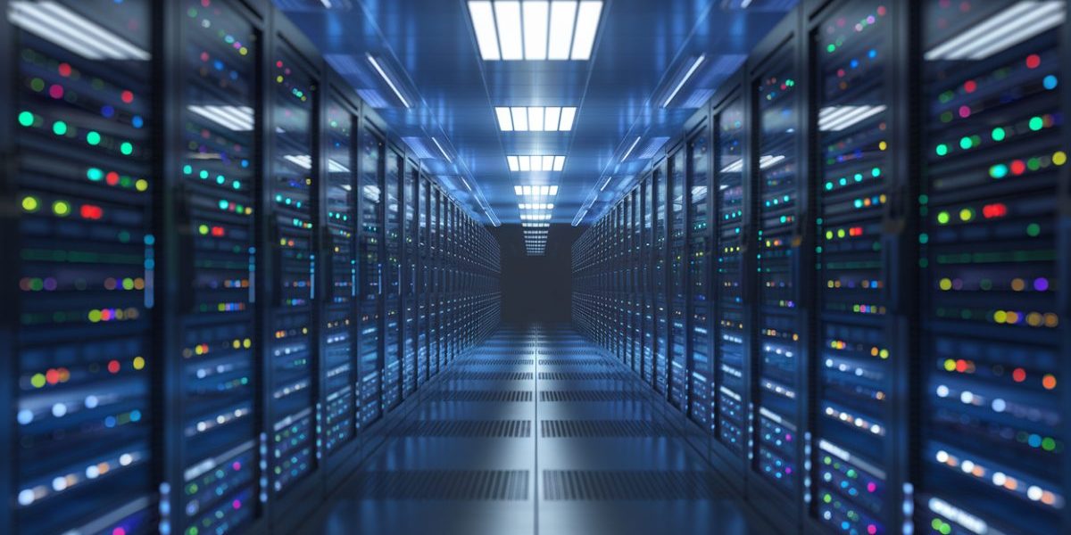 Salle de serveurs avec racks et lumières LED bleues