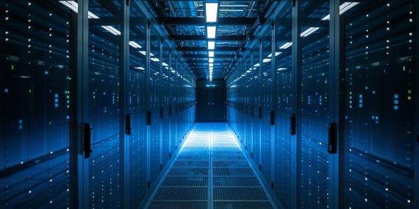 Intérieur moderne d'un centre de données avec racks de serveurs