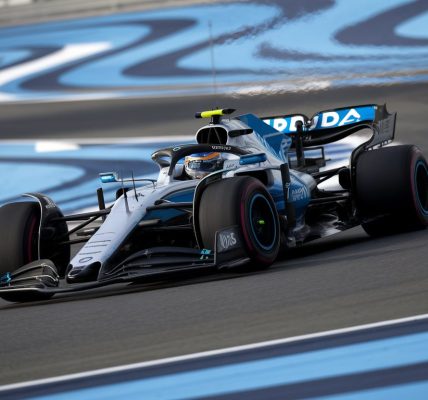 Voiture de F1 Mercedes sur circuit