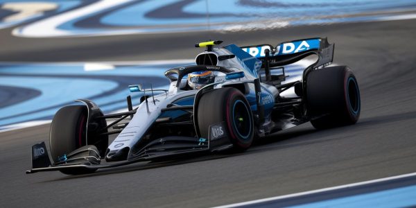 Voiture de F1 Mercedes sur circuit