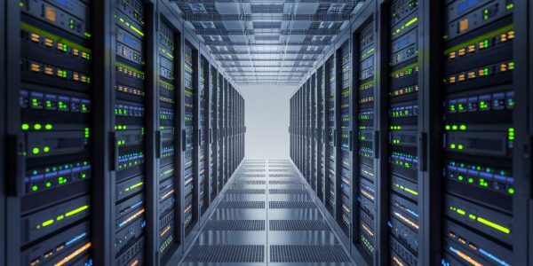 Centre de données moderne avec des rangées de serveurs