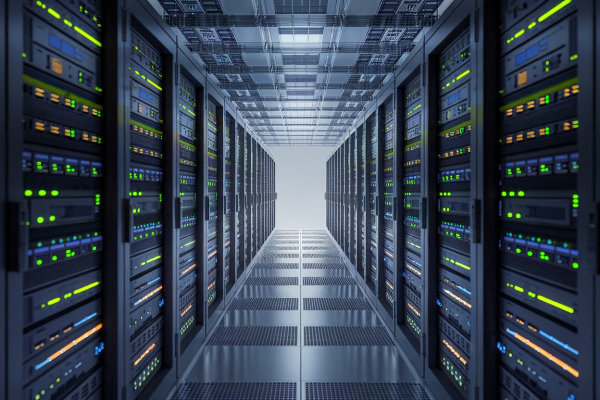 Centre de données moderne avec des rangées de serveurs