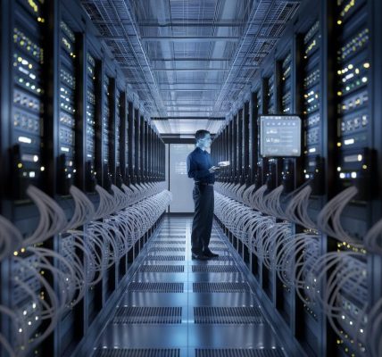 Centre de données moderne avec des serveurs et un technicien.