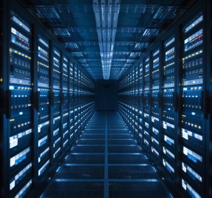 Salle de serveurs cloud avec lumières LED bleues