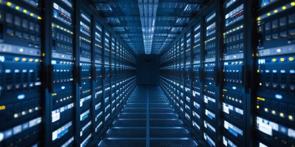 Salle de serveurs cloud avec lumières LED bleues